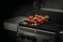 NAPOLEON Freestyle 425 DSIB Robin Schulz Edition -Broil King Geschaft 56426 High gloss griddle InUse Tomatos