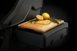 NAPOLEON Bambus Schneidebrett 37x27 Cm, Passend Für Seitenablage (70113) -Broil King Geschaft 70113 Side Shelf Bamboo CuttingBoard InUse