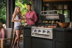 Broil King Regal 420 Built-In Einbaugrill Inkl. Grillbesteck, Gussplatte & Wokeinsatz -Broil King Geschaft 985652 REGAL420 LIFESTYLE 01