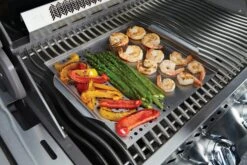 NAPOLEON Multifunktionaler Grill-Topper Inkl. Zedernholz-Planke (70026) -Broil King Geschaft NAPOLEON Multifunktionaler Grill Topper Mit Zedernholz Raeucherbrett 2