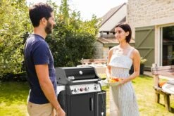 Weber Spirit EP-335 Premium GBS Inkl. Drehspieß -Broil King Geschaft Spirit EP335 Lifestyle 2 rgb