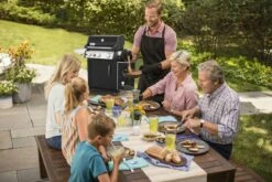 Weber Spirit EP-335 Premium GBS Inkl. Drehspieß -Broil King Geschaft Spirit EP335 Lifestyle 3 rgb