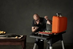 Everdure FURNACE Gasgrill Orange Mit Drei Brennern - Auslaufartikel -Broil King Geschaft everdure Furnace Heston Aktion3 1