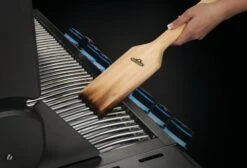 NAPOLEON Grillrostschaber Aus Zedernholz (62051) -Broil King Geschaft napo 62051 cedargridscraper inuse