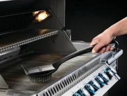 NAPOLEON Grillbürste Mit Edelstahlborsten Und Kunststoffgriff (62052) -Broil King Geschaft napo 62052 industrialsscleaningbrush withscraper inuse brush