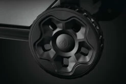 NAPOLEON Freestyle 365, 3 Hauptbrenner, Mit Sizzle Zone Seitenbrenner Und Tür, Graphit -Broil King Geschaft napo Freestyle Detail Wheel